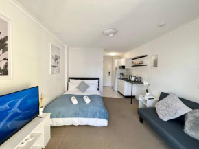 Comfortable & Cozy Southbank Pad, Sunny Pool & Gym